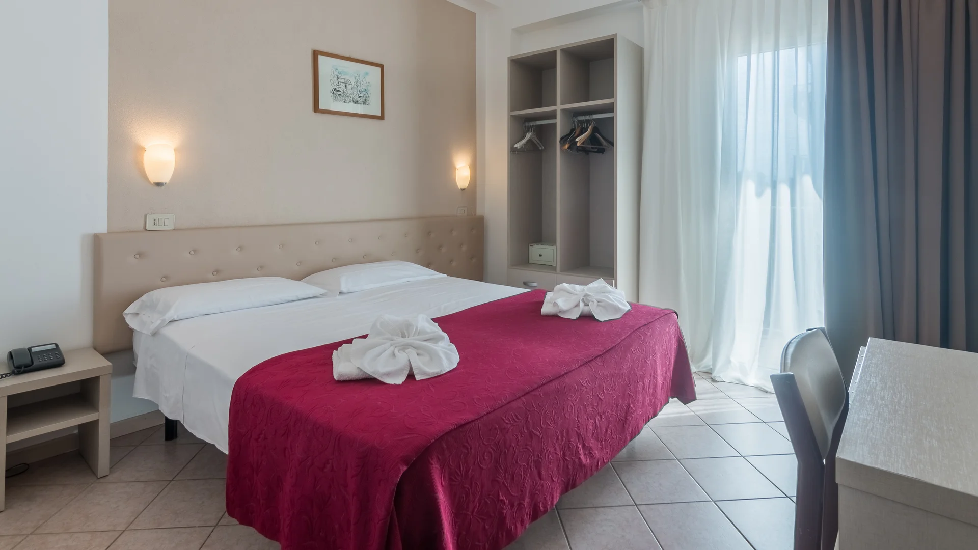 Camera da letto semplice con letto matrimoniale e porta finestra con tende