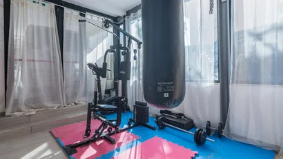 Palestra domestica con sacco da boxe e attrezzature per il fitness