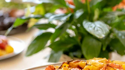 Piatto di peperoni grigliati colorati serviti su un piatto bianco