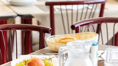 Tavolo da pranzo in ristorante con frutta, acqua e pane